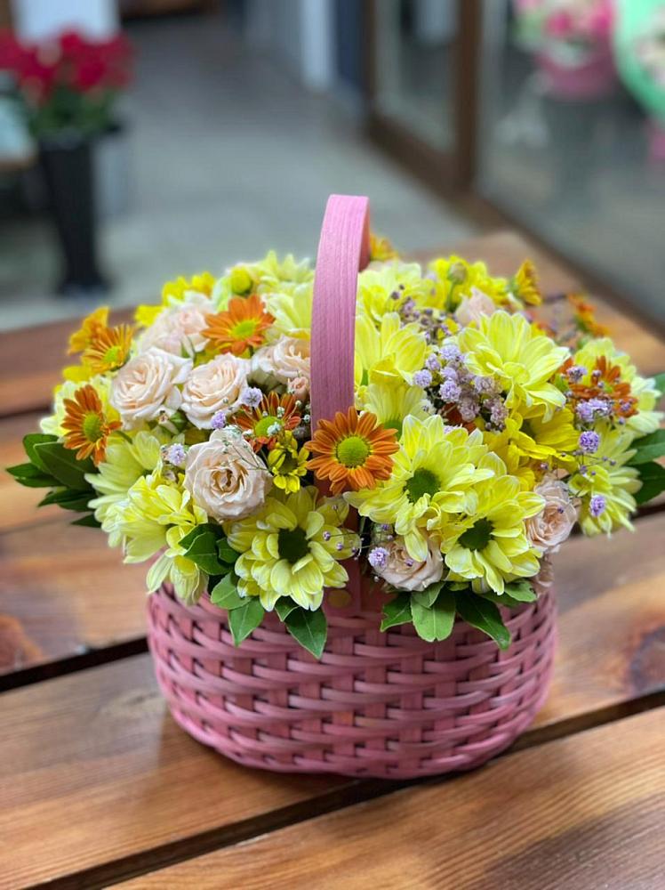 Цветочная композиция из Хризантемы и Розы в корзине в Залимане