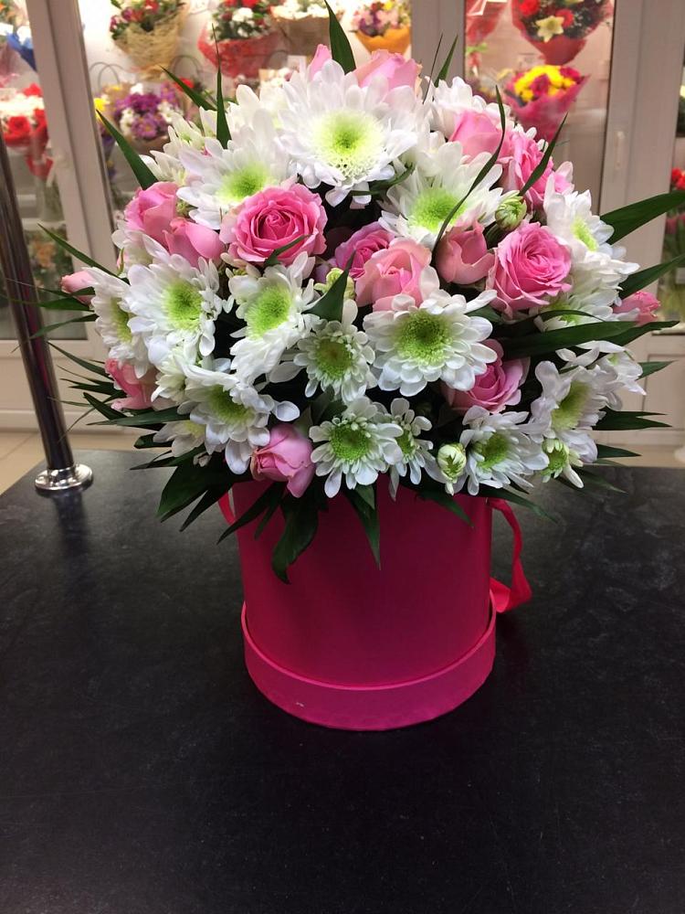 Цветочная композиция из Розы и Хризантемы в шляпной коробке в Залимане