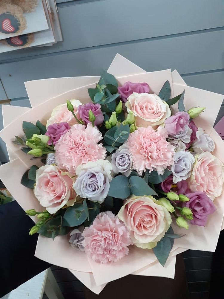 Букет цветов из: Розы, Гвоздики и Лизиантусы в Залимане